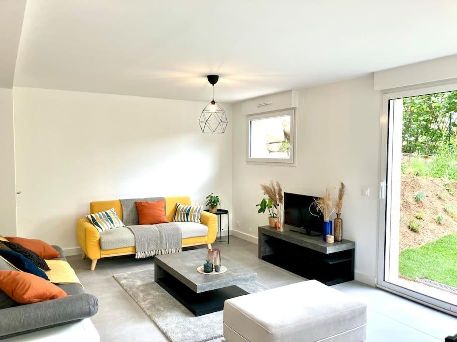 Posezení v ubytování Grande maison rénovée 15mn Lyon,35mn Eurexpo