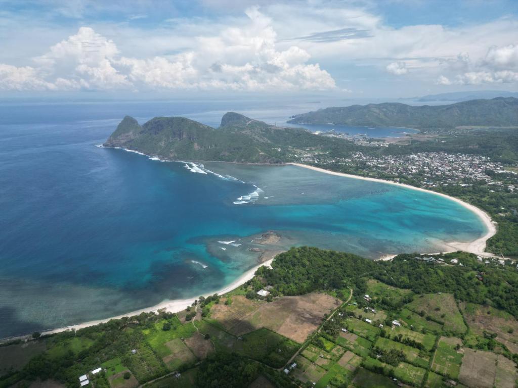 MalukにあるTiny Houseのビーチと海の空中写真