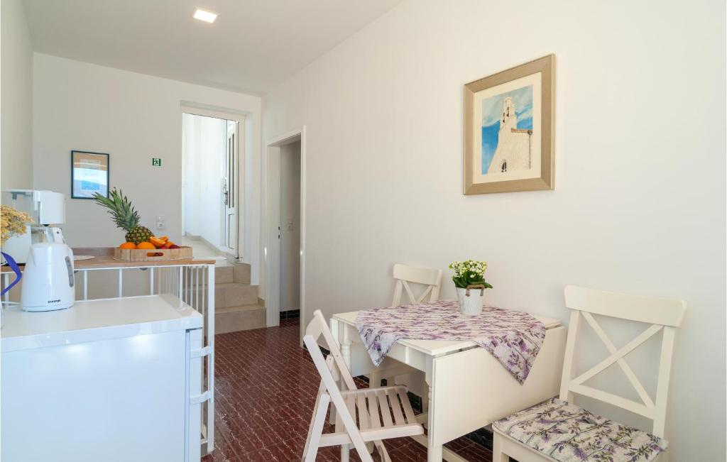 Posedenie v ubytovaní 2 Bedroom Nice Apartment In Dugi Rat