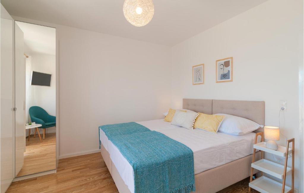 Posteľ alebo postele v izbe v ubytovaní 2 Bedroom Nice Apartment In Dugi Rat