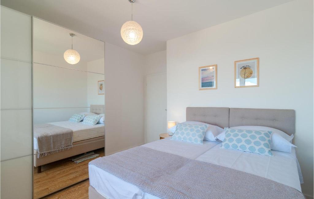 Posteľ alebo postele v izbe v ubytovaní 2 Bedroom Nice Apartment In Dugi Rat
