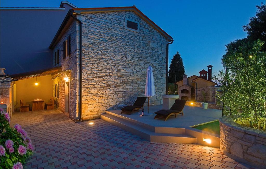 Two-Bedroom Holiday Home With A Fireplace In Barban