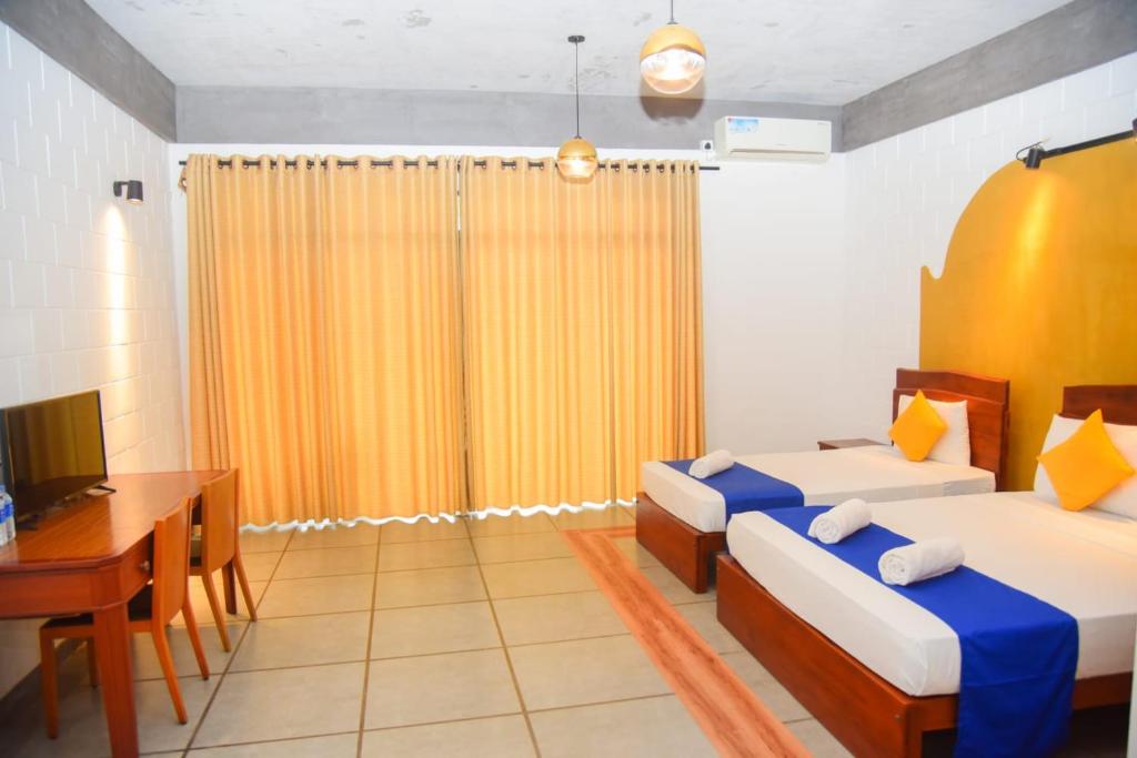 Postel nebo postele na pokoji v ubytování Royal Tusker Hotel