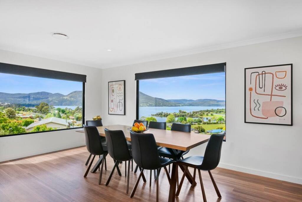 Spacious, modern and bright home with waterviews - Housity