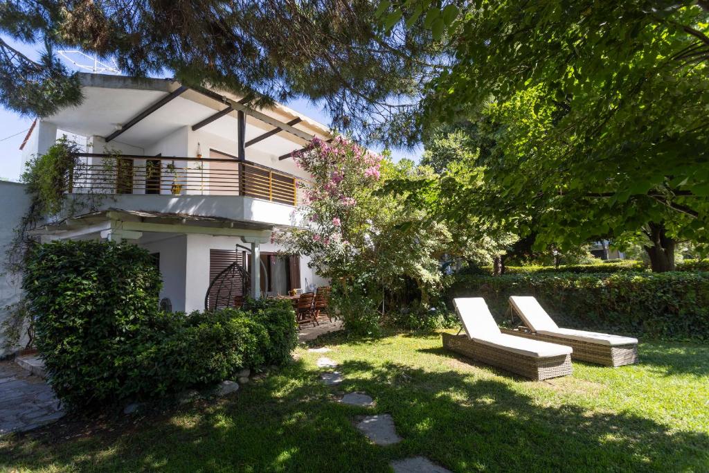 Zahrada ubytování Lovely Villa 3 min from the beach