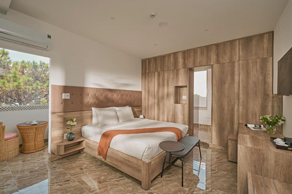 Giường trong phòng chung tại California Hotel