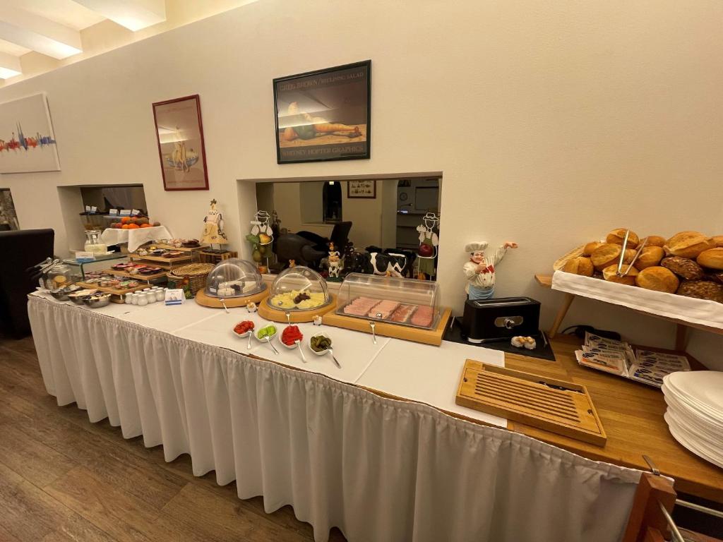 ein langer wei?er Tisch mit Brot und Geb?ck darauf in der Unterkunft Hotel Bürgerhof in K?ln