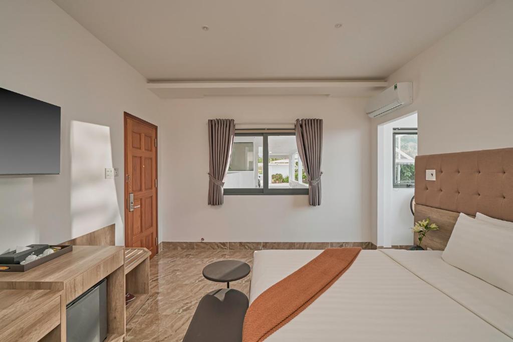 California Hotel - 2