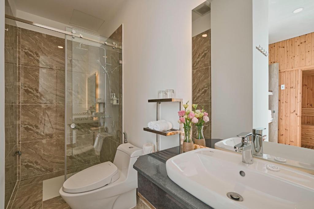 Phòng tắm tại California Hotel
