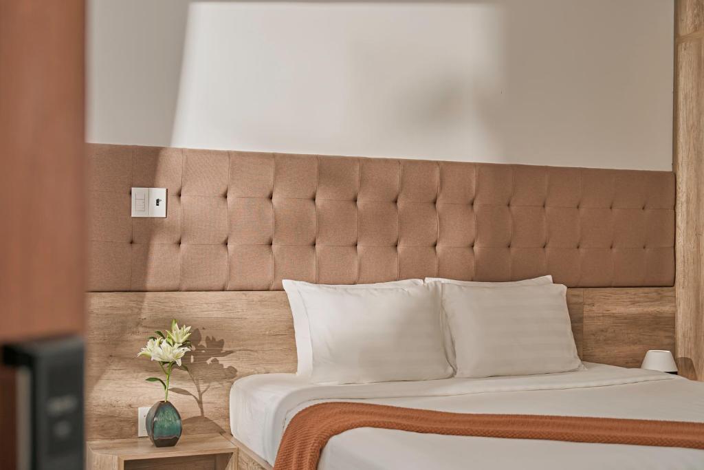 Giường trong phòng chung tại California Hotel