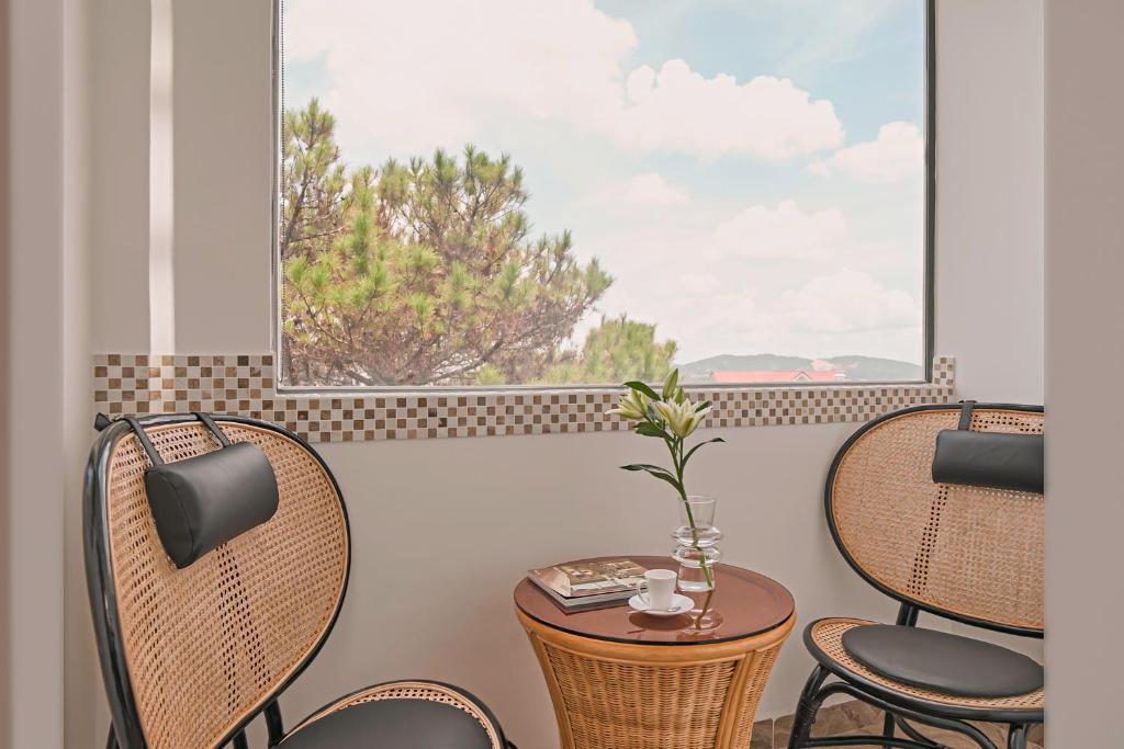 Khu vực ghế ngồi tại California Hotel
