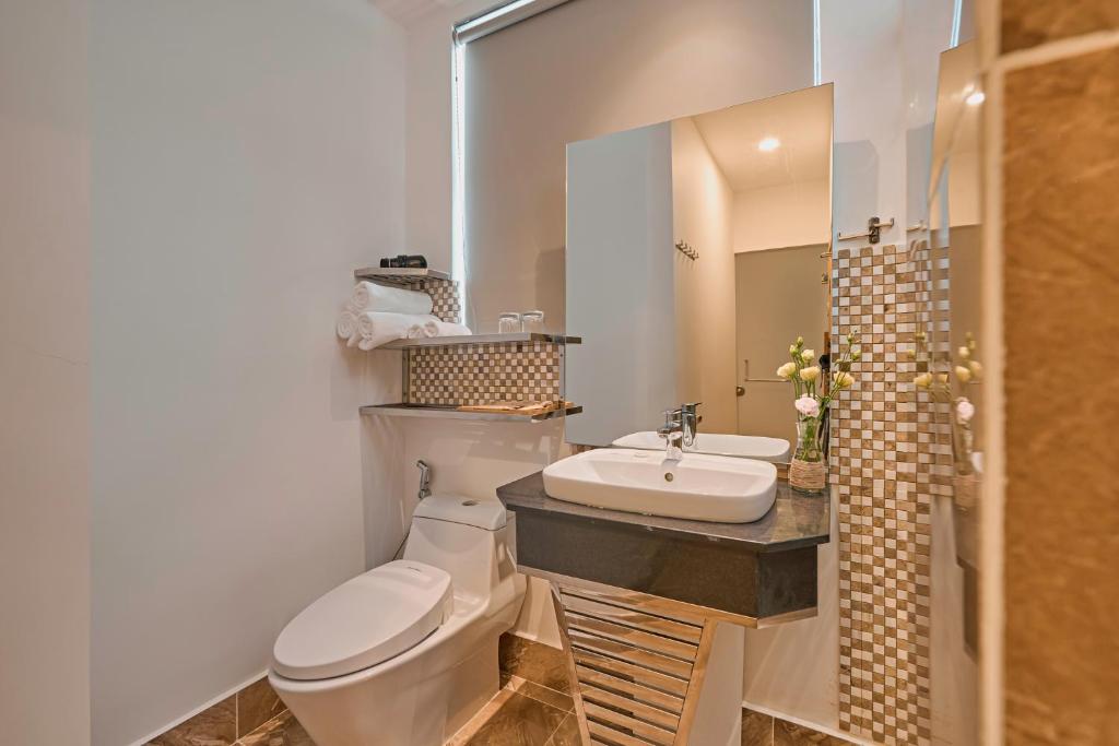 Phòng tắm tại California Hotel