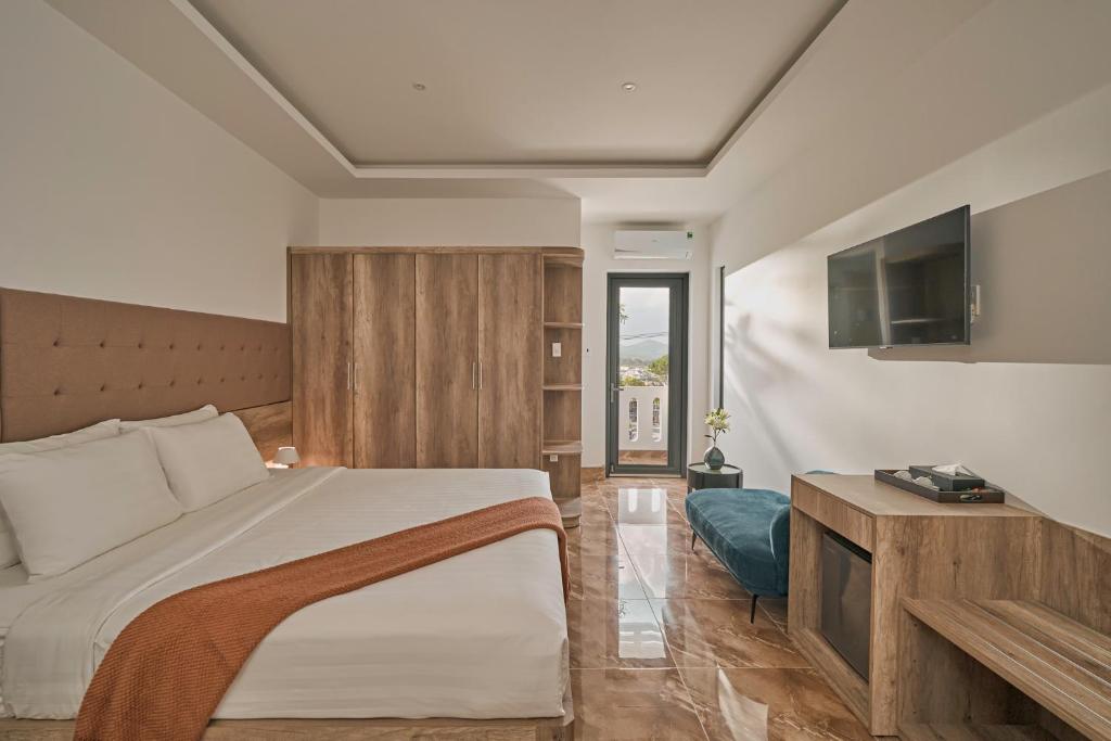 Giường trong phòng chung tại California Hotel
