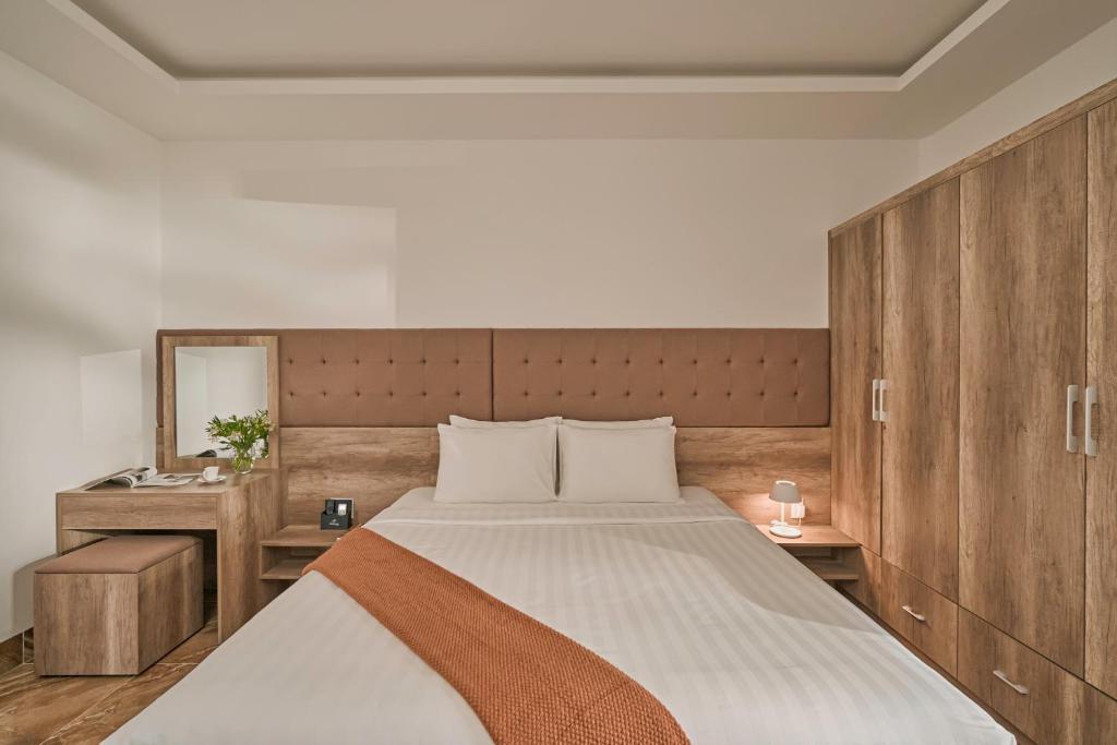 Giường trong phòng chung tại California Hotel