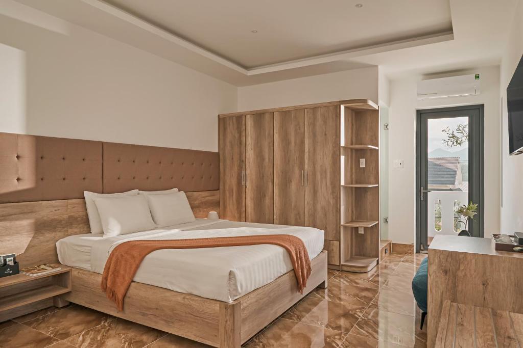 Giường trong phòng chung tại California Hotel