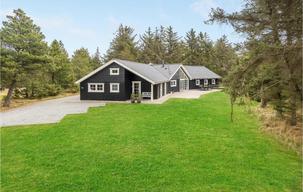 ブラーバンドにあるSix-Bedroom Holiday Home In Blavandの私道黒家