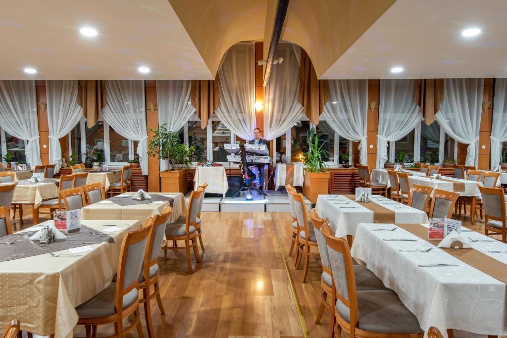Restaurace v ubytování Hotel Barátság