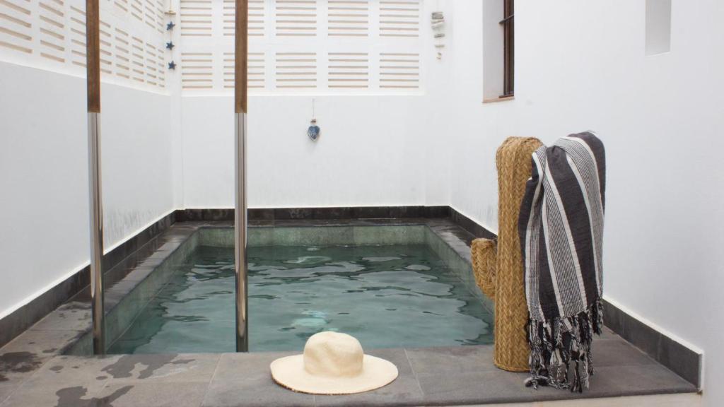 ein Hut, der in einer Wasserpfütze in einem Raum liegt in der Unterkunft CASA CALMA y LUZ in El Pozo de los Frailes