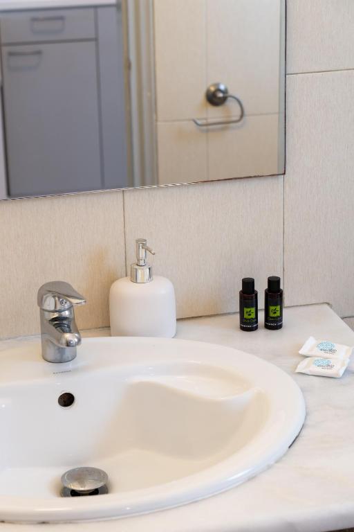 Koupelna v ubytování Naoussa Hotel Paros by Booking Kottas