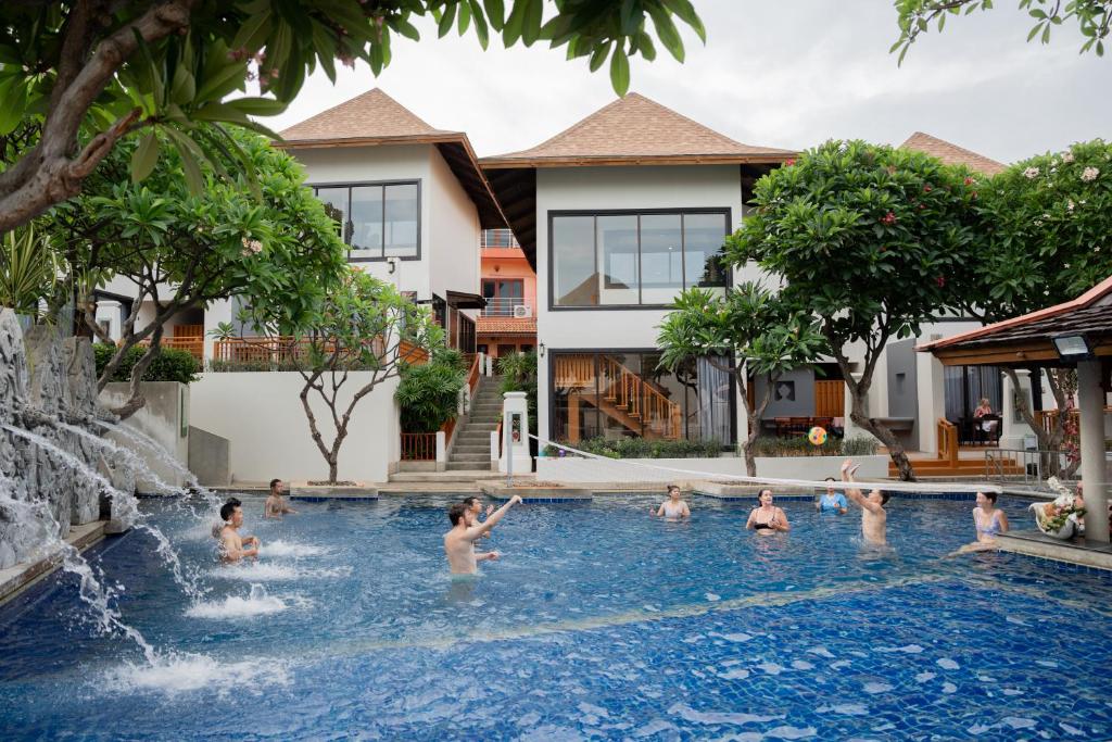 Bazén v ubytování The Briza Beach Resort, Samui - SHA Plus nebo v jeho okolí