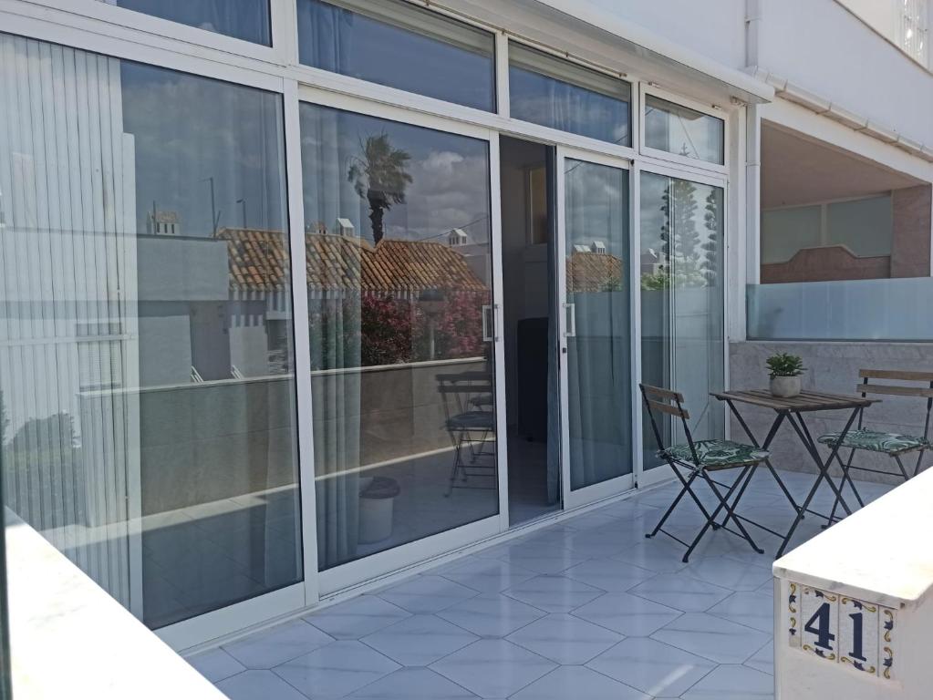 Un balcón o terraza de Apartamento en la playa de Cala Capitán -Cabo Roig- Orihuela Costa