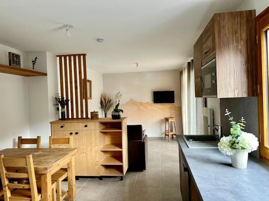 une cuisine avec une table et une salle à manger dans l'établissement Studio à la montagne, à Saint-Jean-de-Sixt