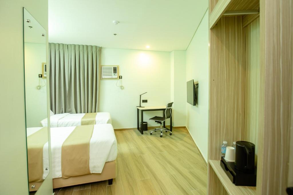 Postel nebo postele na pokoji v ubytování Hamersons Hotel CDO