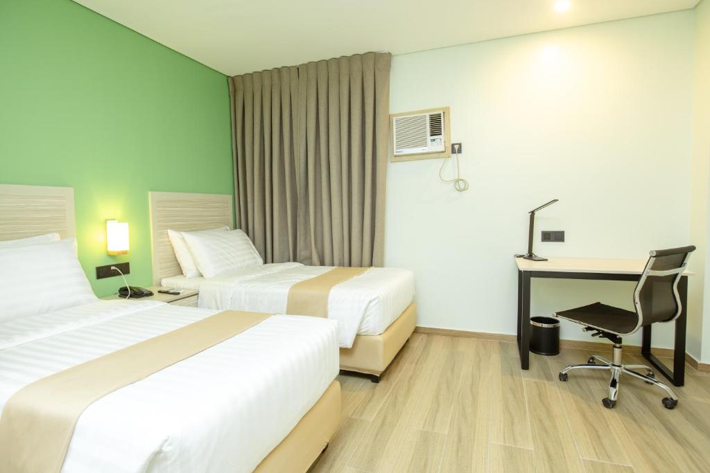 Postel nebo postele na pokoji v ubytování Hamersons Hotel CDO