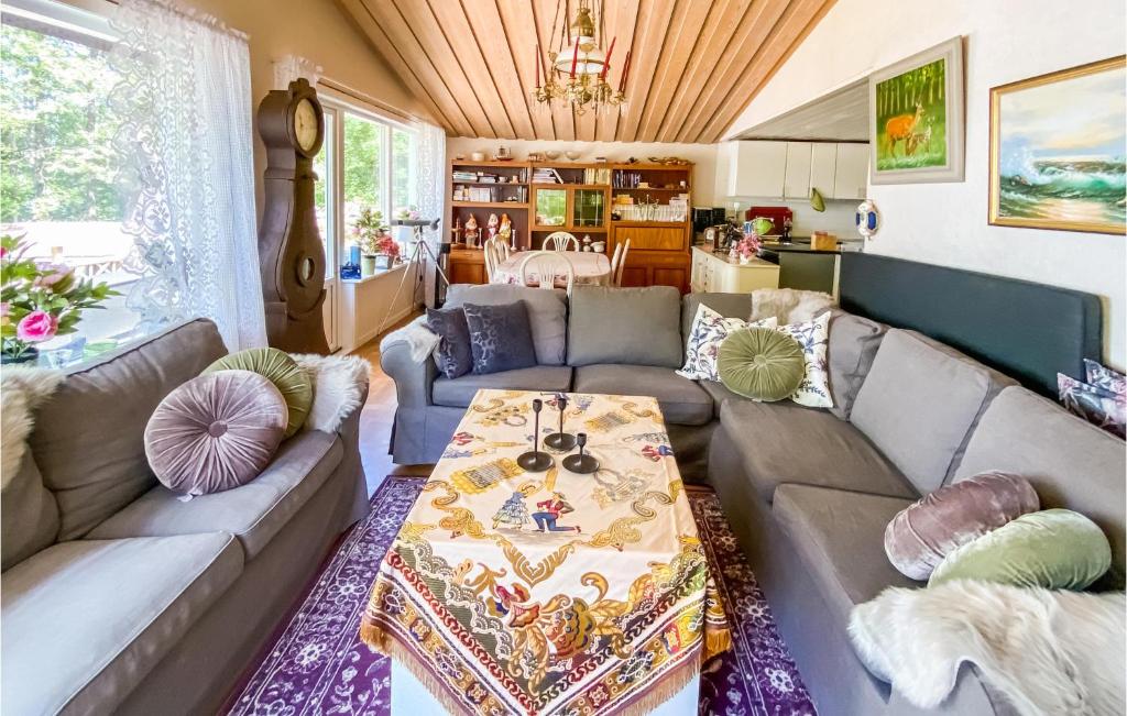 Posezení v ubytování Cozy Home In Aplared With Wifi