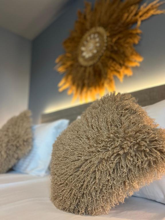 a stuffed animal on top of a bed with a sunflower at Pino - Villa, Casa, Cucina е Terrazza in Albena