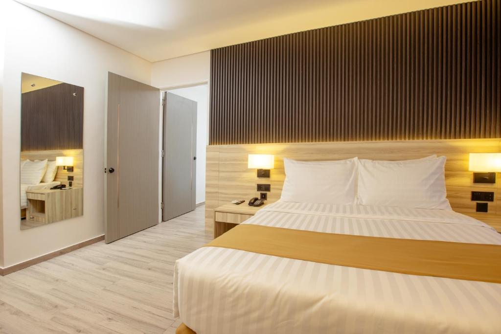 Postel nebo postele na pokoji v ubytování Hamersons Hotel CDO