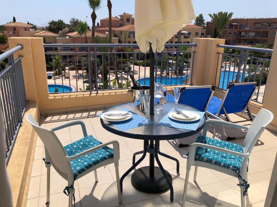 Limnaria Gardens - spacious and sunny 1 bed with pool views - プールビュー付きのアパート