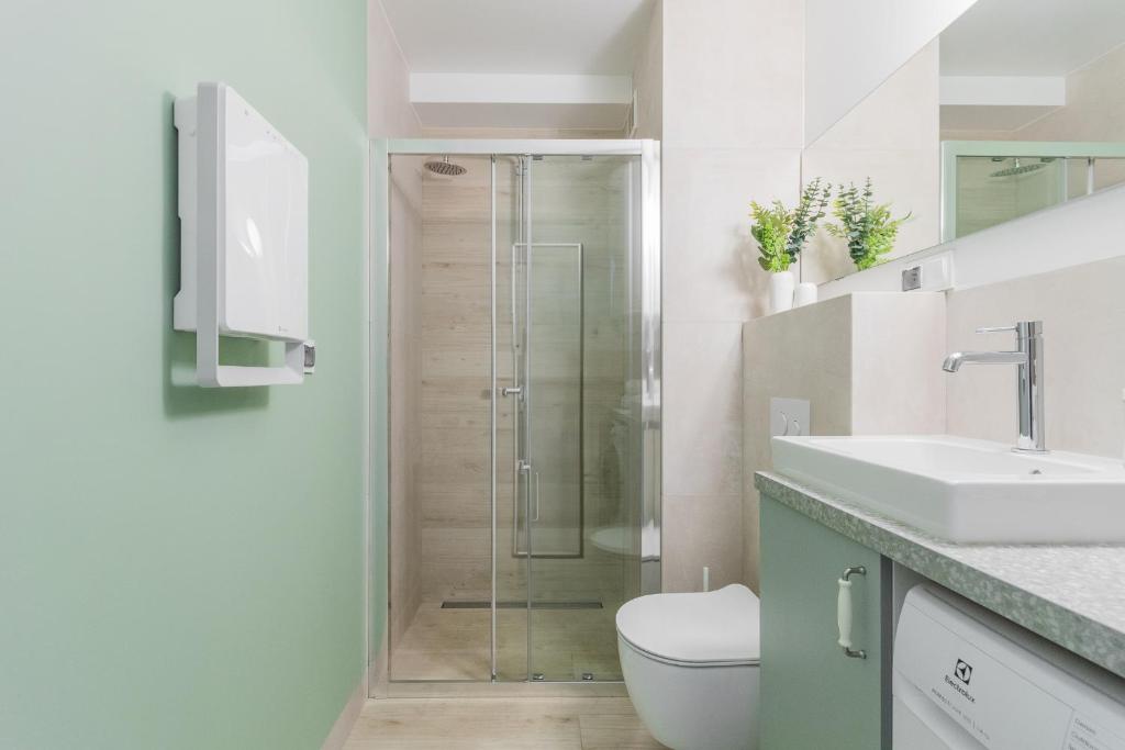 Koupelna v ubytování APARTAMENTY MIERZEJA - STEGNA PARK STUDIO, 500 m od plaży