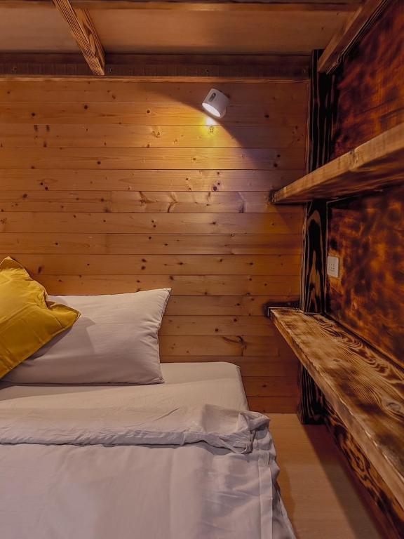 Postel nebo postele na pokoji v ubytování B&B American Style cabin 5 minutes from the sea