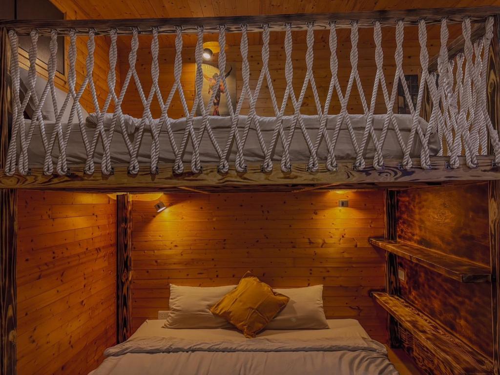 Postel nebo postele na pokoji v ubytování B&B American Style cabin 5 minutes from the sea