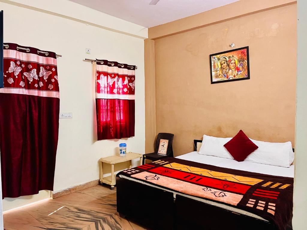 Voodi või voodid majutusasutuse Shree Ji Residency- A Devine Home Stay Near Prem Mandir toas