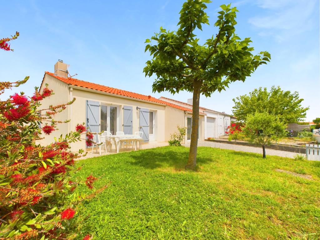 ein Haus mit einem Baum im Hof in der Unterkunft Maison avec jardin - Entre plage et rivière in Le Fenouiller