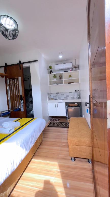 Kuchyň nebo kuchyňský kout v ubytování Mactan Hostel