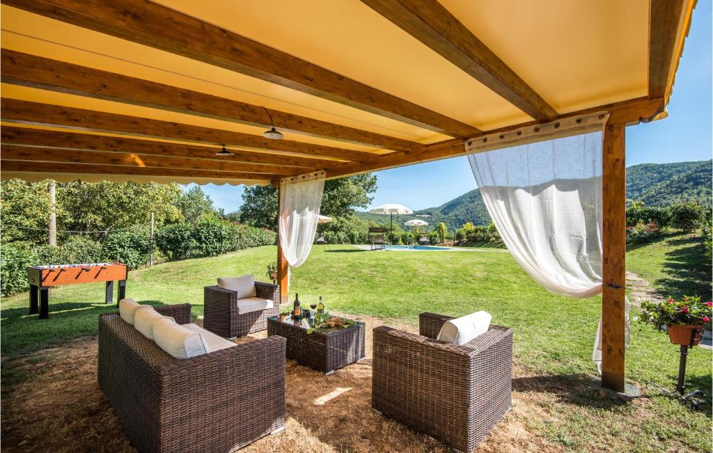 patio z wiklinowymi krzesłami i pergolą w obiekcie Vocabolo Toppello w mieście Pierle