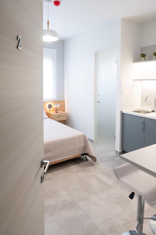 Postel nebo postele na pokoji v ubytování four sis rooms