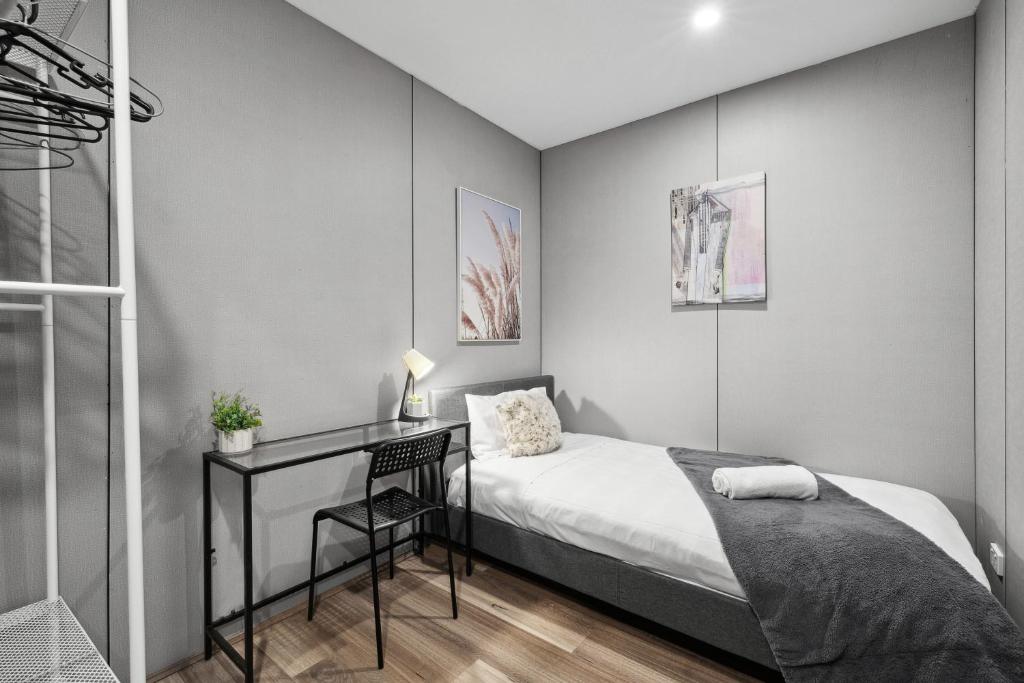 Un dormitorio pequeño con una cama y un escritorio. en Modern Single Room - Next to Central Station - Near CBD&Townhall&Chinatown&Darling Harbour&UTS&USYD - Shared Bathroom, en Sídney