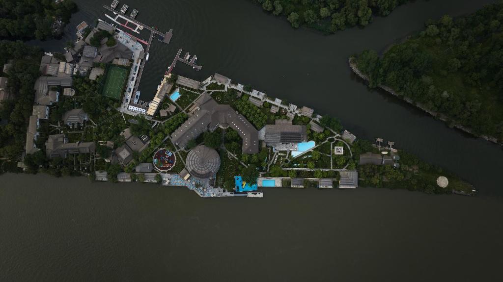 Výhled na řeku, která protéká v blízkosti hotelu