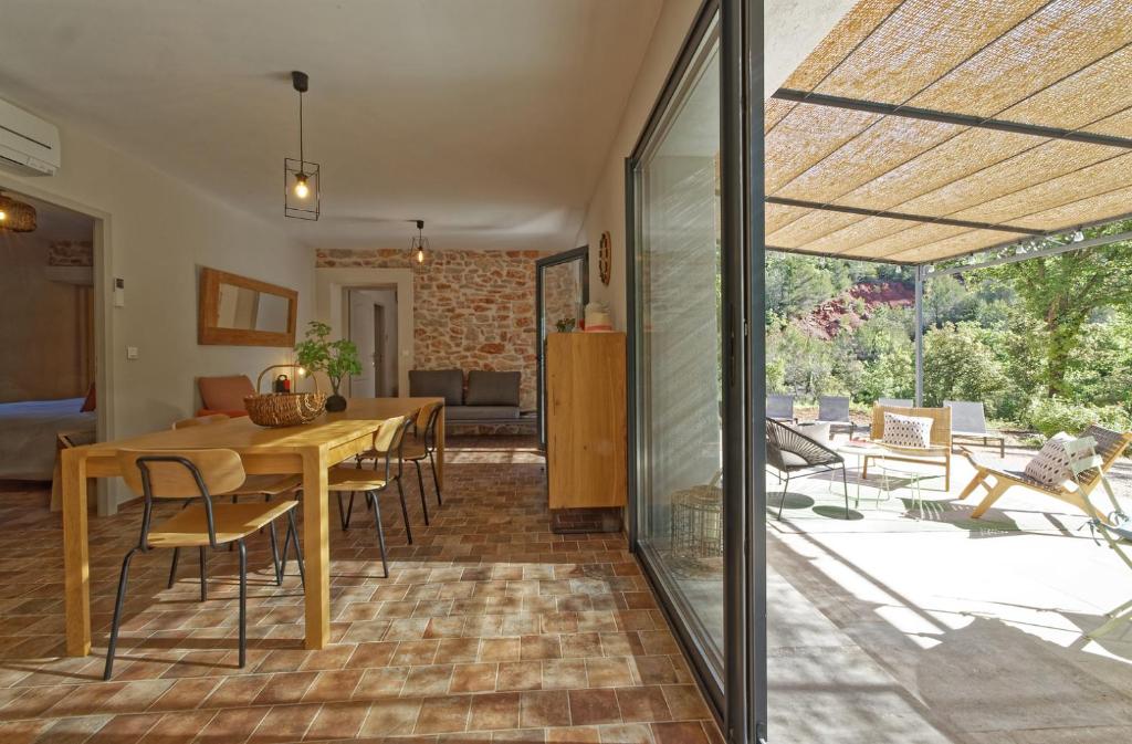 eine Küche und ein Esszimmer mit Tisch und Stühlen in der Unterkunft Villa Cinsault, un bijou pour votre séjour en Provence Verte in La Celle