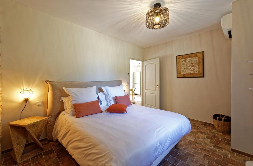 Ein Bett oder Betten in einem Zimmer der Unterkunft Villa Cinsault, un bijou pour votre séjour en Provence Verte