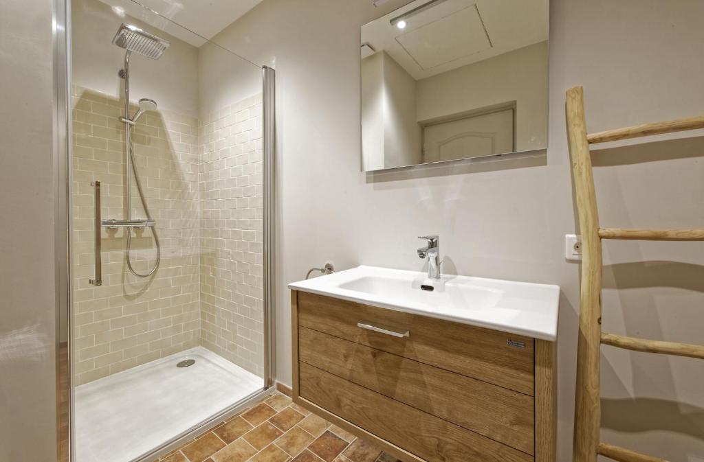 Ein Badezimmer in der Unterkunft Villa Cinsault, un bijou pour votre séjour en Provence Verte
