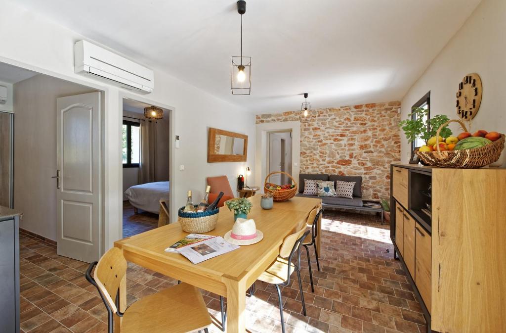 Ein Sitzbereich in der Unterkunft Villa Cinsault, un bijou pour votre séjour en Provence Verte