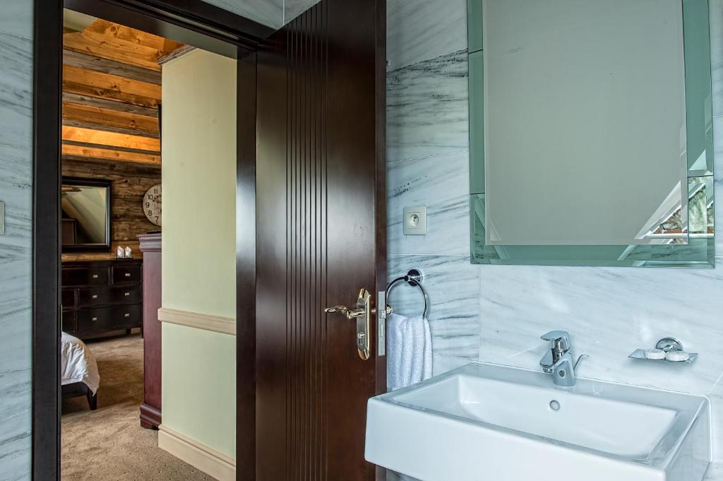 A bathroom at Mountain Resort Ždiar - River