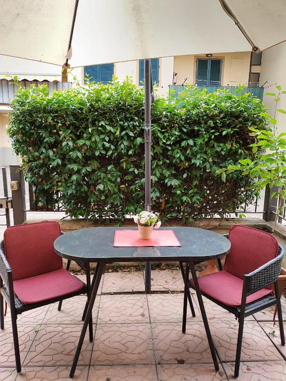 a patio table with two chairs and an umbrella at Il Poggio in Meleto