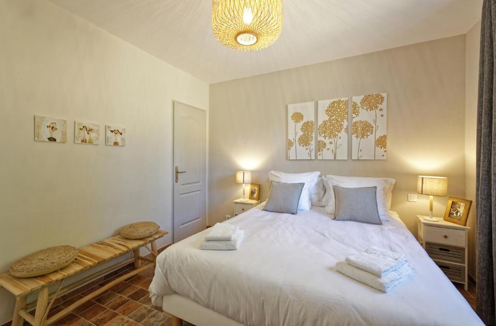 Ein Bett oder Betten in einem Zimmer der Unterkunft Villa Cinsault, un bijou pour votre séjour en Provence Verte