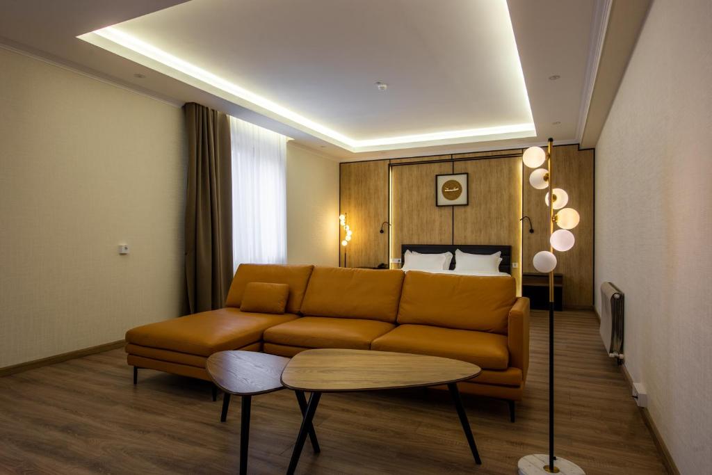 タシュケントにあるSilk Road Tashkentのソファとテーブルのあるリビングルーム